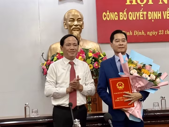 Tân Giám đốc Sở Tài chính tỉnh Bình Định Nguyễn Thành Hải (phải). Ảnh: VTC News. Tân Giám đốc Sở Tài chính tỉnh Bình Định Nguyễn Thành Hải (phải). Ảnh: VTC News.