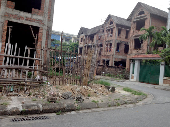 Trong khu đô thị Mỹ Đình cũng có không ít căn nhà bề thế hàng trăm m2 bị bỏ hoang, được rào rậu sơ qua bằng những thanh tre