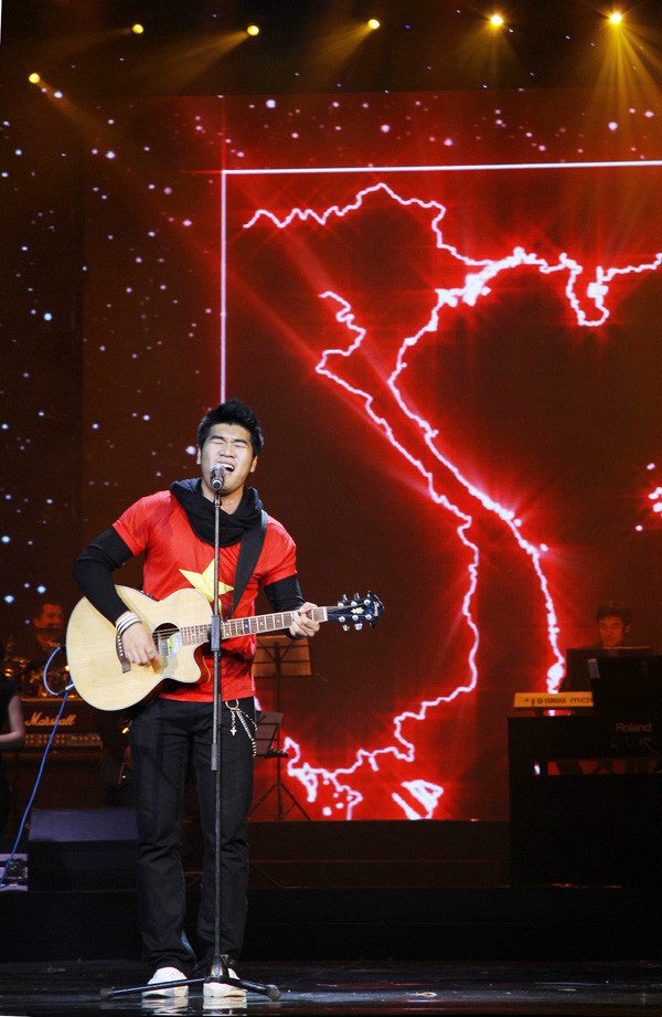 “Lá cờ” - bài hát có sức lay động nhất tháng? Ảnh: N.M.Hà