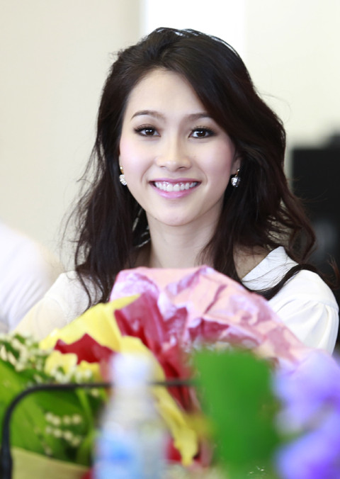 Tân hoa hậu Đặng Thu Thảo đẹp rạng rỡ