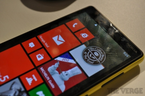 Màn hình 4.3inch của Lumia 820 ứng dụng công nghệ Super Sensitive siêu nhạy