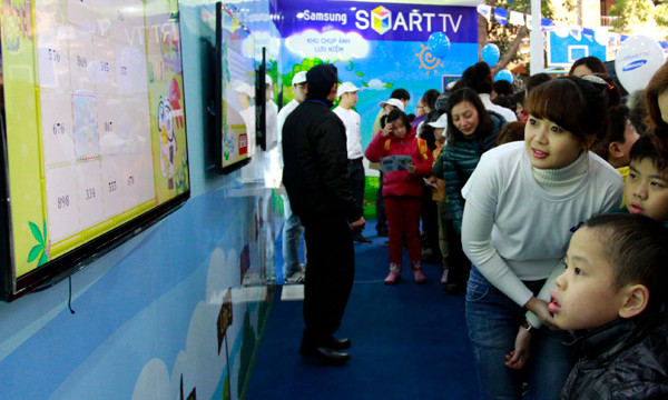 Trong khuôn viên ngày hội, nhiều trò chơi lý thú được tổ chức, thu hút các em nhỏ tham gia