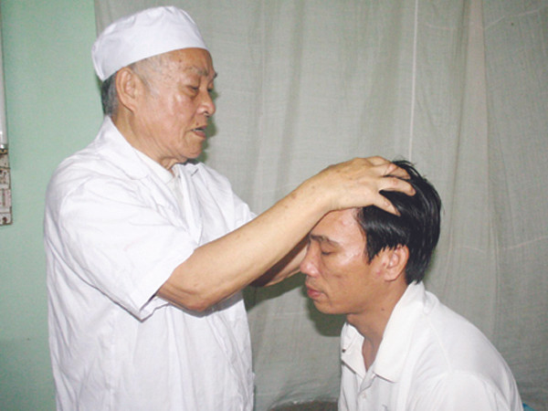 Ông Long đang chữa bệnh tại nhà