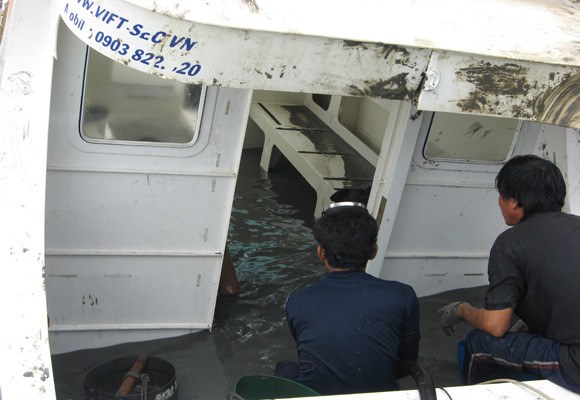 Tàu cho phép chuyên chở 18 người nhưng lúc gặp nạn có đến 30 người, kể cả hành khách và tài công, phụ máy