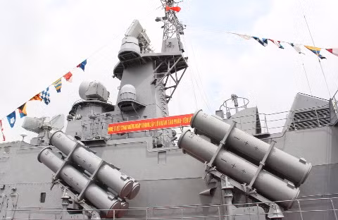 Hệ thống tên lửa U-ran được trang bị trên tàu pháo-tên lửa