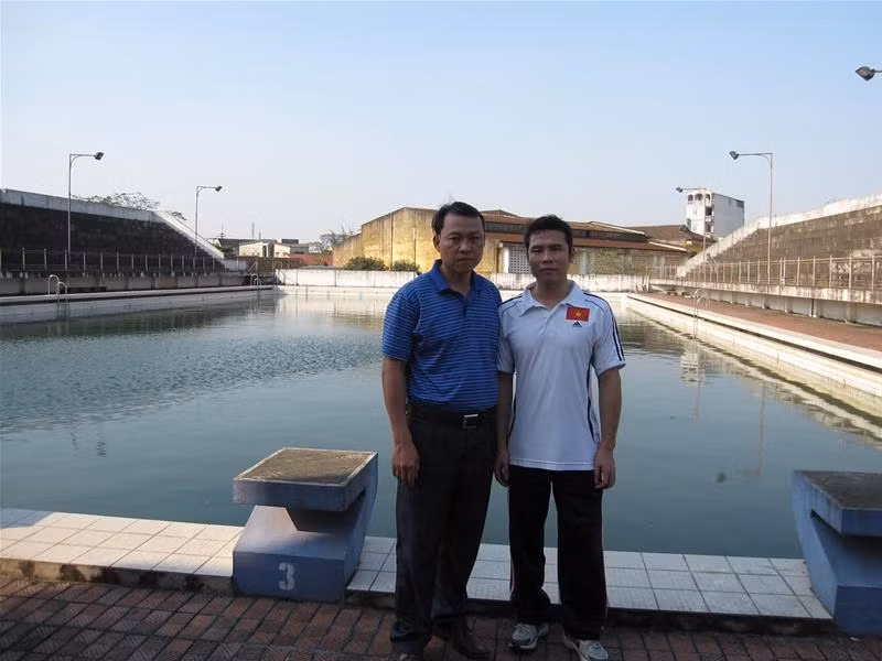 Công cùng HLV Trần Hữu Hoài tại bể bơi. Ảnh : CTV
