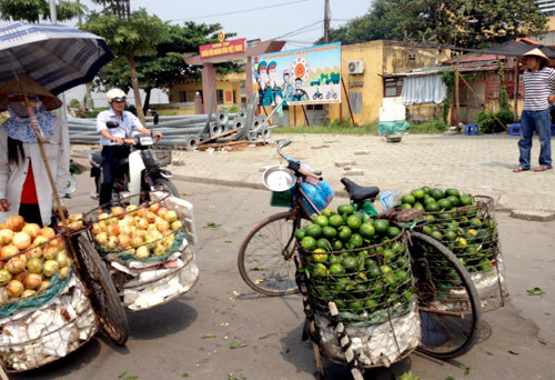 Không chỉ bán tại sạp, nhiều người còn chất lên xe thồ đi bán rong. Những hàng bán rong này xuất hiện nhiều tại khu nghĩa trang Mai Dịch, Trung Kính... Không chỉ bán tại sạp, nhiều người còn chất lên xe thồ đi bán rong. Những hàng bán rong này xuất hiện nhiều tại khu nghĩa trang Mai Dịch, Trung Kính..