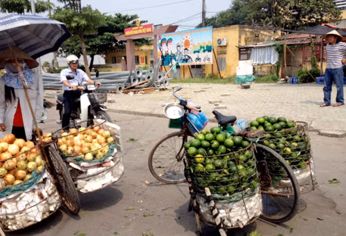 Không chỉ bán tại sạp, nhiều người còn chất lên xe thồ đi bán rong. Những hàng bán rong này xuất hiện nhiều tại khu nghĩa trang Mai Dịch, Trung Kính..