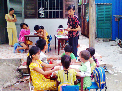 … rồi chạy qua dạy lớp vỡ lòng Ảnh: T.N.A . … rồi chạy qua dạy lớp vỡ lòng Ảnh: T.N.A