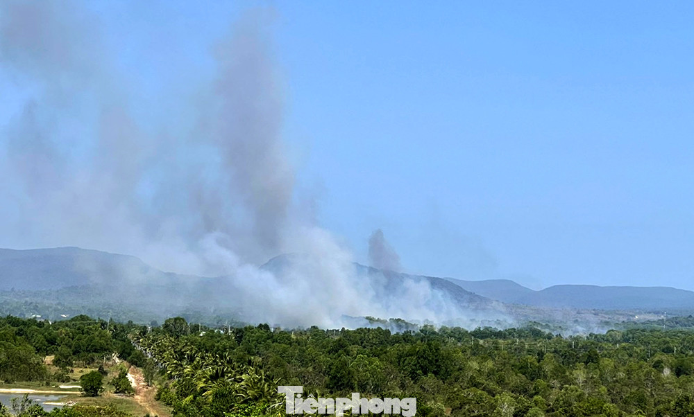 Khói từ đám cháy đã ảnh hưởng tới môi trường và hình ảnh du lịch Phú Quốc những ngày qua (Ảnh: HV). Khói từ đám cháy đã ảnh hưởng tới môi trường và hình ảnh du lịch Phú Quốc những ngày qua (Ảnh: HV).