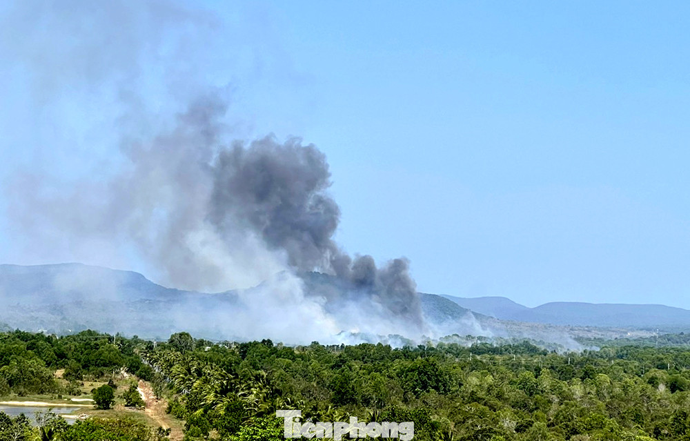 Lửa cháy lan từ rừng tràm của dân vào bãi rác từ trưa 29/2, tới nay vẫn âm ỉ (Ảnh: HV). Lửa cháy lan từ rừng tràm của dân vào bãi rác từ trưa 29/2, tới nay vẫn âm ỉ (Ảnh: HV).