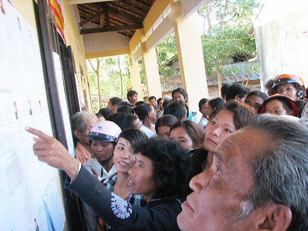 Tại xã Khánh Bình, huyện miền núi Khánh Vĩnh, mới hơn 6 giờ sáng đồng bào các dân tộc Raglay, Ê đê, Tày… đã nô nức kéo đến các điểm bỏ phiếu. Ảnh: Đình Quân