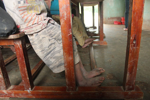 Nhiều học sinh quần đùi, chân đất đến trường trong trời giá rét