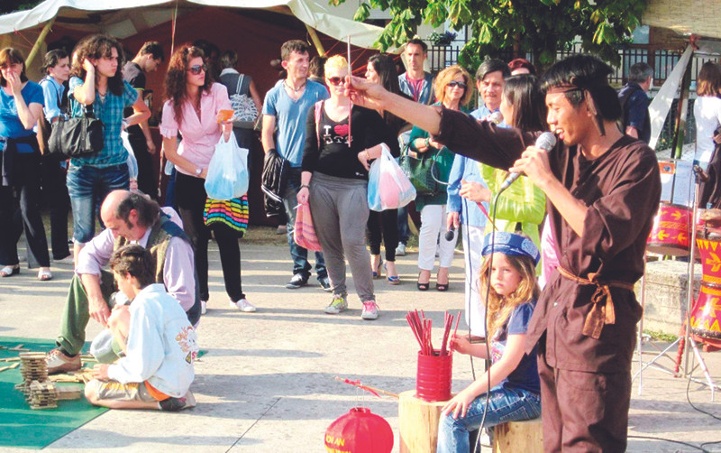 Tây chơi bài chòi ở Hội An. Ảnh: Nguyễn Huy