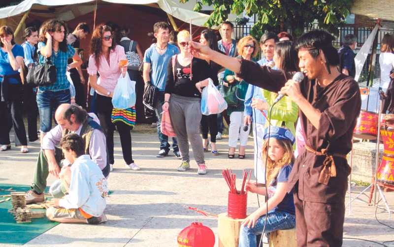 Tây chơi bài chòi ở Hội An. Ảnh: Nguyễn Huy. Tây chơi bài chòi ở Hội An. Ảnh: Nguyễn Huy