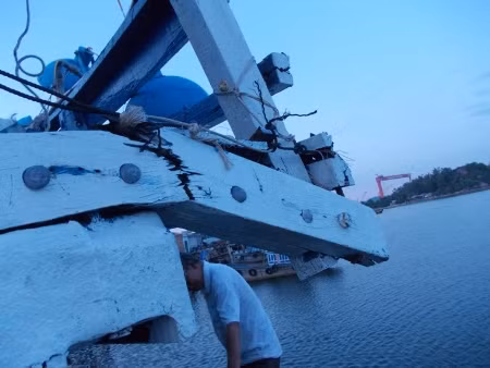 Thành tàu bị vỡ toác