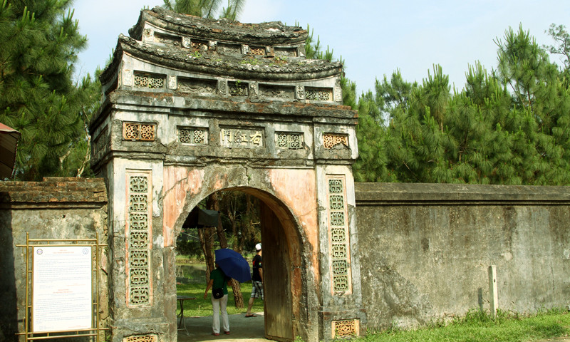 Tả Hồng Môn. Đây cũng là lối đi dành cho du khách vào thăm quan lăng mộ