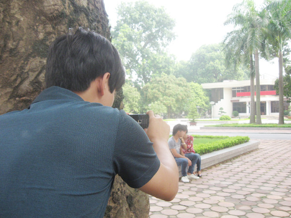 Thám tử trẻ tác nghiệp. Ảnh: P.T. Thám tử trẻ tác nghiệp. Ảnh: P.T