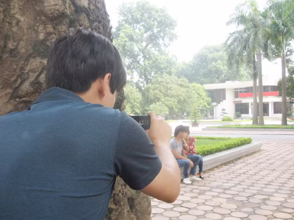 Thám tử trẻ tác nghiệp. Ảnh: P.T