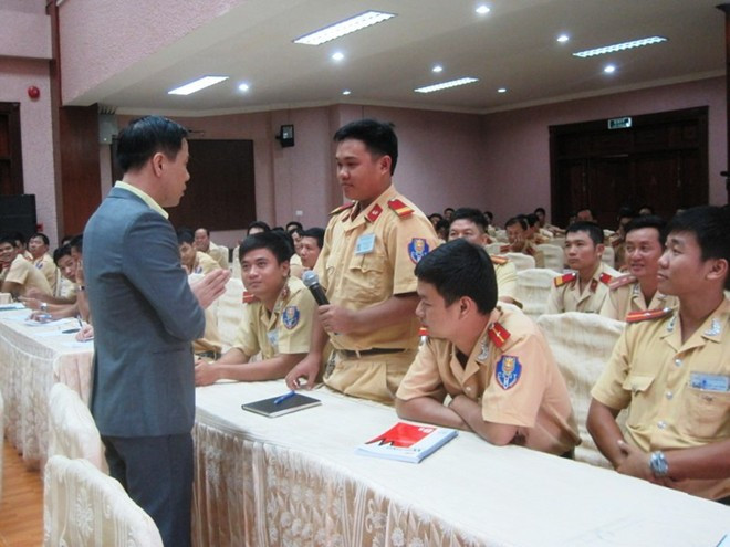 Để giao tiếp thành công với người dân, CSGT phải nằm lòng 3 nguyên tắc: 'Trầm tĩnh, Kiên nhẫn và Tôn trọng'.