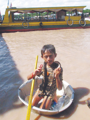 Một em bé ở Biển Hồ