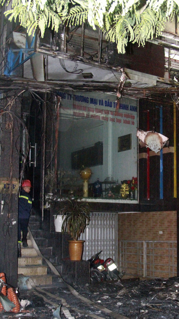 Đều là những hộ kinh doanh, văn phòng công ty nên vắng người. Đám cháy chỉ được phát hiện khi bùng to
