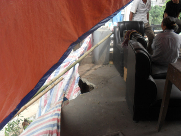 Lỗ thủng trên sân nhà bà Xuyến