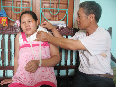 Chị Nguyễn Thị Huệ, mang thai 7 tháng, bị xe bảo vệ Cty Giai Đức cán khi tham gia đình công đòi tăng lương, đang dưỡng thương tại nhà. Chị Nguyễn Thị Huệ, mang thai 7 tháng, bị xe bảo vệ Cty Giai Đức cán khi tham gia đình công đòi tăng lương, đang dưỡng thương tại nhà