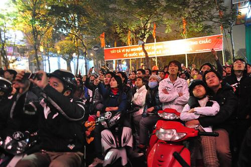 Nhiều đôi bạn trẻ TP Hoa Phượng đỏ đi đón giao thừa trong ngày Lễ tình yêu. Ảnh : Công Khanh Khoảnh khắc cả gia đình cùng đón chào năm mới. Ảnh : Công Khanh