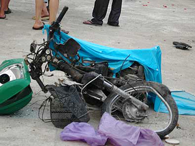 Chiếc xe máy của nạn nhân tại hiện trường