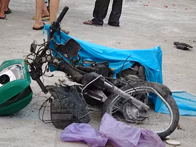 Chiếc xe máy của nạn nhân tại hiện trường. Chiếc xe máy của nạn nhân tại hiện trường