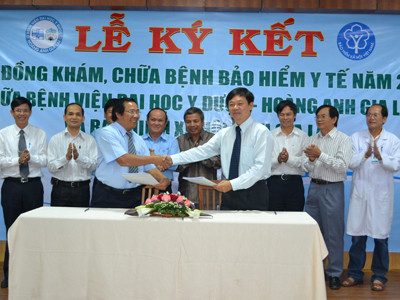 Lễ ký kết khám chữa bệnh giữa BHXH Gia Lai và Bệnh viện Đại học Y Dược -HAGL. Lễ ký kết khám chữa bệnh giữa BHXH Gia Lai và Bệnh viện Đại học Y Dược -HAGL