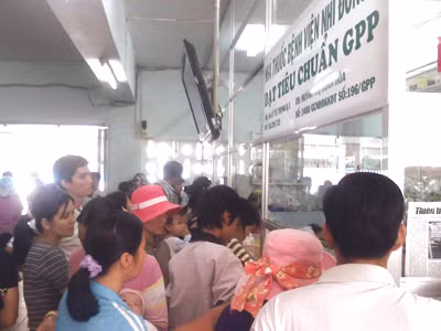 Giá thuốc tăng bệnh nhân khốn khổ (trong ảnh: Chen lấn mua thuốc tại nhà thuốc BV Nhi đồng 2) Ảnh:LN