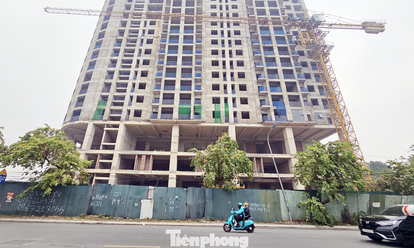 Theo ghi nhận của PV vào tháng 12/2024, sau nhiều năm bỏ hoang dự án bất ngờ thi công trở lại và được chào bán với tên gọi mới là dự án chung cư Bluegem Tower. Ảnh: Đình Phong.