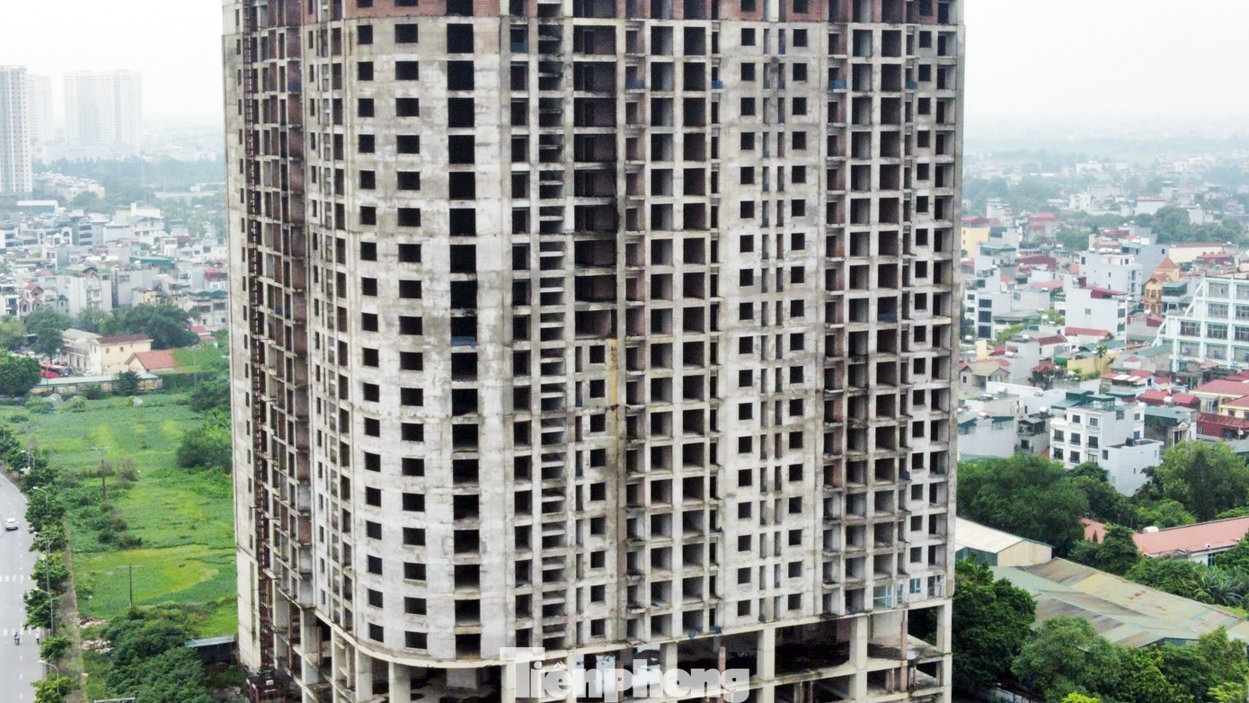 Năm 2016, dự án này đổi tên thành Dragon Riverside Pháp Vân nhưng đến năm 2018 khi xây dựng phần thô đến tầng 25 dự án lại tiếp tục dừng thi công và “đắp chiếu”, bỏ hoang lãng phí. Ảnh: Đình Phong.