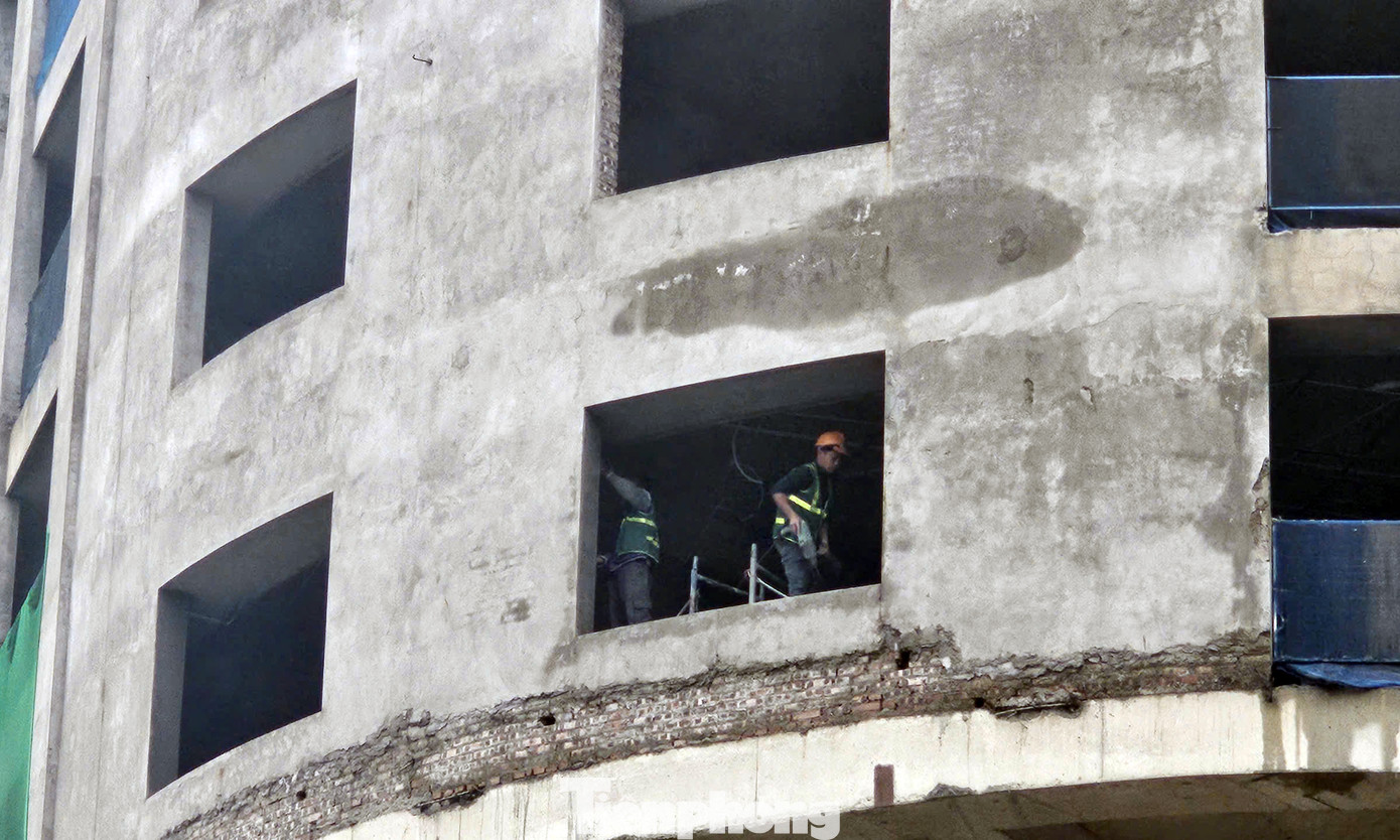 Tại dự án, máy móc và công nhân đang thi công hoàn thiện các hạng mục của dự án. Bên cạnh dự án, điểm tư vấn chào bán căn hộ dự án chung cư Bluegem Tower cũng được dựng lên. Theo môi giới, dự án thiết kế gồm 29 tầng cùng với 1 tầng lửng, 2 tầng kỹ thuật và 2 tầng hầm với tổng cộng hơn 500 căn hộ. Giá căn hộ đang được chào bán từ 45 triệu đồng/m2 trở lên. Ảnh: Đình Phong.