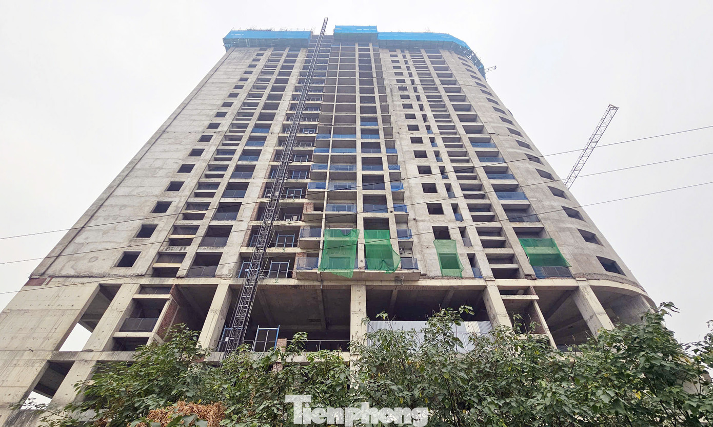 Theo tìm hiểu, năm 2010, UBND TP đã cấp Giấy chứng nhận đầu tư cho Dự án Đầu tư xây dựng tòa nhà Tincom Pháp Vân tại xã Tứ Hiệp, huyện Thanh Trì. Hai nhà đầu tư là Công ty TNHH Nam Đại Phong và Công ty CP Tập đoàn đầu tư và thương mại Thăng Long. Tiến độ thực hiện đến năm 2012. Tuy nhiên, dự án liên tiếp bị vỡ tiến độ. Ảnh: Đình Phong.