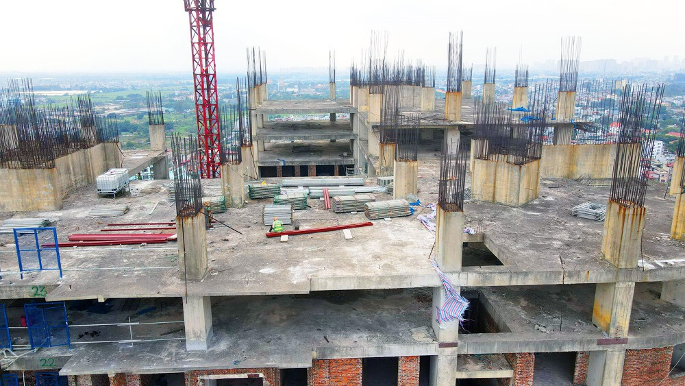 Do bỏ hoang nhiều năm, một số hạng mục phần thô và thiết bị của công trình đang có dấu hiệu hư hỏng, xuống cấp. Ảnh: Hạ Vũ.