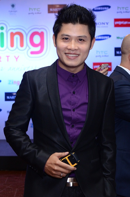 Nhạc sĩ Nguyễn Văn Chung đi tiệc một mình