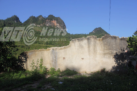 Ngôi nhà của gia đình anh Đông nằm giữa thung lũng, xa khu dân cư nên không có ai ứng cứu 