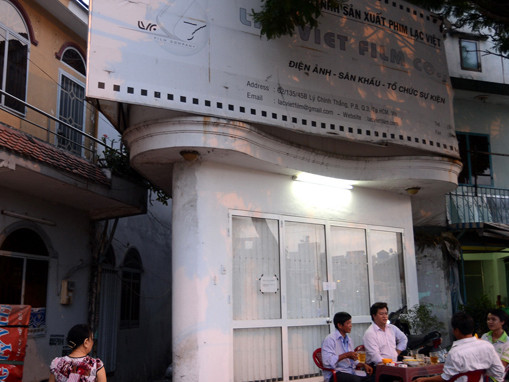 Ngôi nhà mang biển hiệu Hãng phim Lạc Việt do ông Phương “khói lửa” thuê tại địa chỉ 461 Hoàng Sa (P.8, Q.3, TP.HCM) đã được niêm phong sau khi phát hiện chất gây nổ. Ảnh: T.T.Dũng. Ngôi nhà mang biển hiệu Hãng phim Lạc Việt do ông Phương “khói lửa” thuê tại địa chỉ 461 Hoàng Sa (P.8, Q.3, TP.HCM) đã được niêm phong sau khi phát hiện chất gây nổ. Ảnh: T.T.Dũng