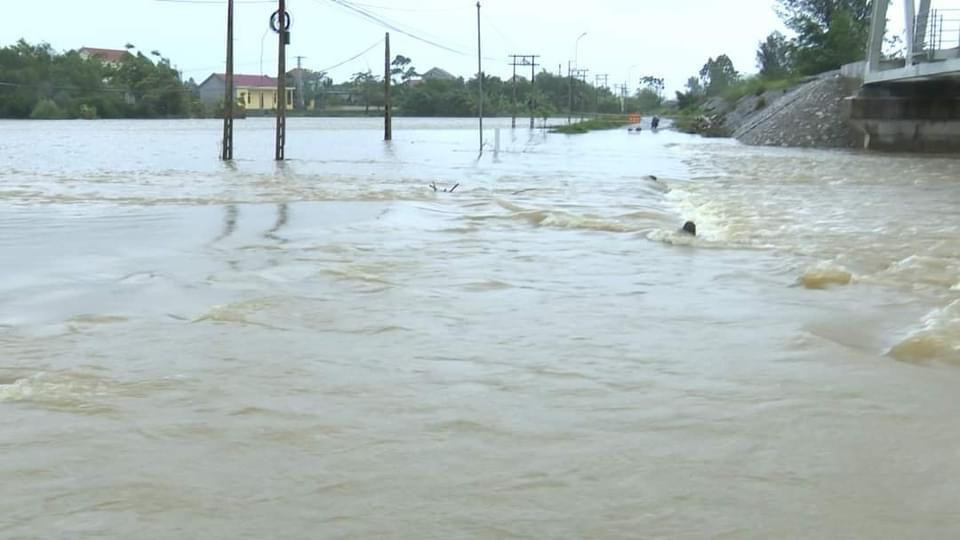 Nước lũ lên nhanh làm ngập các tuyến đường liên xã tại huyện Bố Trạch Quảng Bình. Nước lũ lên nhanh làm ngập các tuyến đường liên xã tại huyện Bố Trạch Quảng Bình.