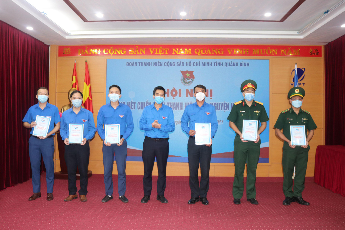 Anh Đặng Đại Bàng - Bí thư Tỉnh Đoàn trao bằng khen của Ban Chấp hành Tỉnh Đoàn cho các tập thể và cá nhân có thành tích xuất sắc trong chiến dịch thanh niên tình nguyện hè năm 2021.