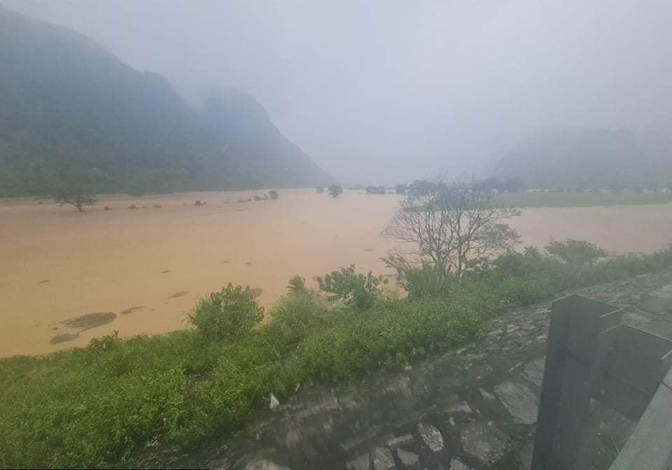 Nước sông dâng cao làm nhiều cánh đồng hai bên bờ sông bị ngập lụt Nước sông dâng cao làm nhiều cánh đồng hai bên bờ sông bị ngập lụt