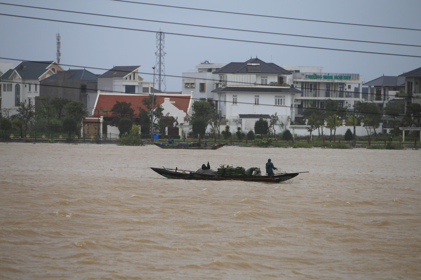 Người dân chèo đò thả lưới trên nhánh sông Nhật Lệ tại Tp. Đồng Hới - Quảng Bình