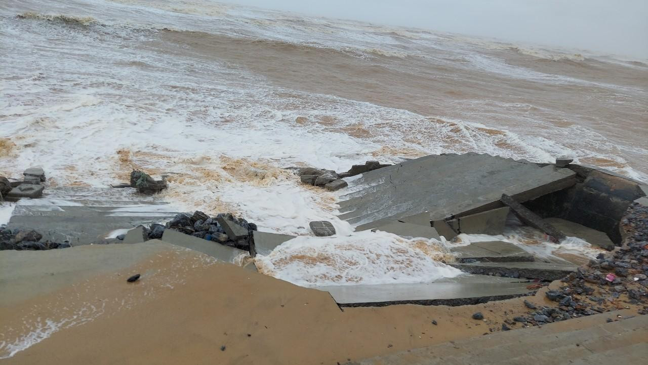 Nhiều mảng bê tông vỡ vụn. Nhiều mảng bê tông vỡ vụn.