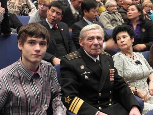 Cháu đưa ông đến dự ngày vui của Hội