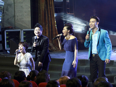 Khán giả nhiệt tình cổ vũ các ca sĩ hát nhạc Thanh Tùng. Ảnh: Hải Bá