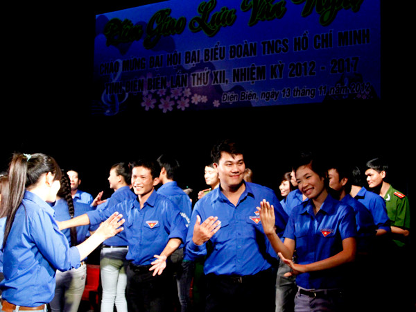 Điệu múa Lăm-vông quen thuộc được các đại biểu cùng nhau thể hiện để khép lại chương trình