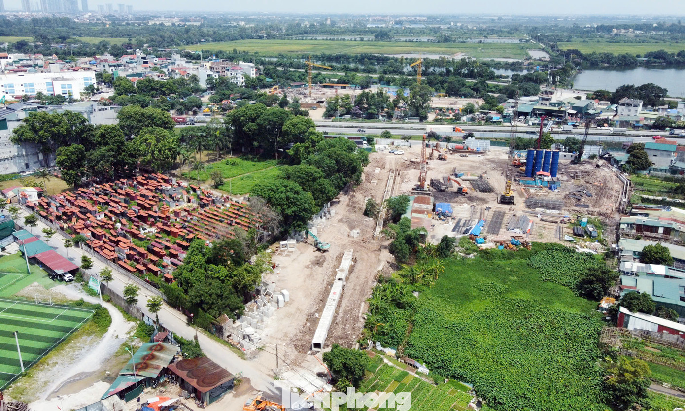 Được biết, năm 2011, UBND TP Hà Nội có văn bản chấp thuận cho Công ty CP Đầu tư và Phát triển Tân Á Đại Thành làm chủ đầu tư dự án. Khi đó, tiến độ thực hiện dự án dự kiến trong giai đoạn quý III/2011 đến quý II/2014. Tuy nhiên, do nhiều vướng mắc dự án không thể triển khai, quây tôn nhiều năm. Được biết, năm 2011, UBND TP Hà Nội có văn bản chấp thuận cho Công ty CP Đầu tư và Phát triển Tân Á Đại Thành làm chủ đầu tư dự án. Khi đó, tiến độ thực hiện dự án dự kiến trong giai đoạn quý III/2011 đến quý II/2014. Tuy nhiên, do nhiều vướng mắc dự án không thể triển khai, quây tôn nhiều năm.